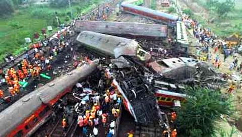 Odisha Train Accident : आईच्या मृतदेहाला बिलगून रडता-रडता अडीच वर्षाच्या चिमुकल्याने दम तोडला; अपघातातील हृदय पिळवटणाऱ्या कहाण्या