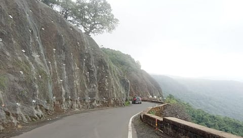 आंबोली घाटातील दरीत मृतदेह आढळल्याने खळबळ