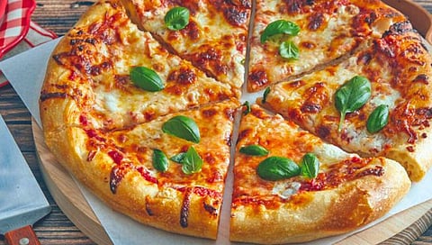 चक्क पिझ्झा खाण्याची नोकरी!