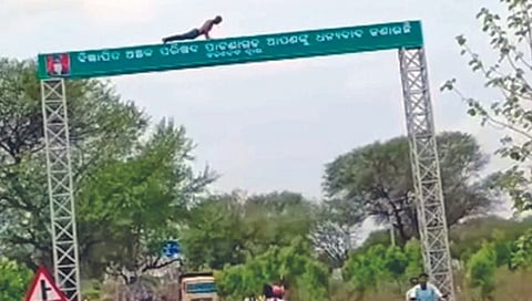 महामार्गावरील साईनबोर्डवर दंडबैठका काढणारा महाभाग!