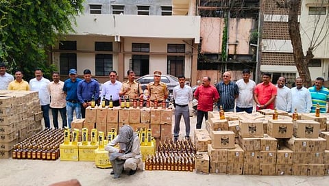 बनावट वाहन क्रमांक वापरून दारूची तस्करी रोखण्यात धुळे पोलिसांना यश; ३१ लाखांचा ऐवज जप्त