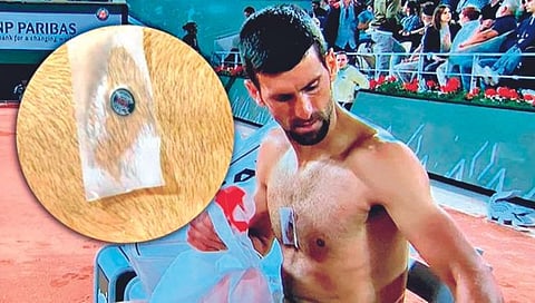 Novak Djokovic : नोव्हाक जोकोविचच्या छातीवर ‘सिक्रेट चिप’