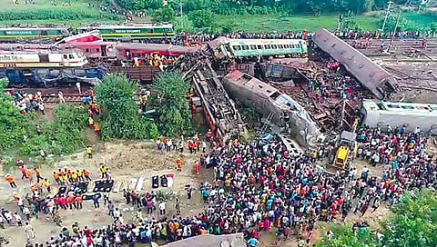 Odisha train collision : प्रियजनांचे विखुरलेले अवशेष गोळा करताना अश्रूंचा फुटला बांध अन् इथे ओशाळला मृत्यू..!