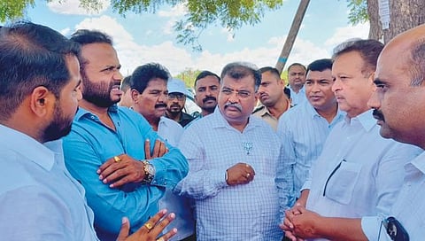 वीज पोल शिफ्टिंगचा प्रस्ताव सादर करा