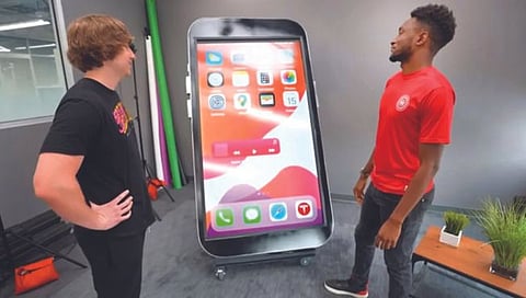 सात फूट लांबीचा जगातील सर्वात मोठा आयफोन