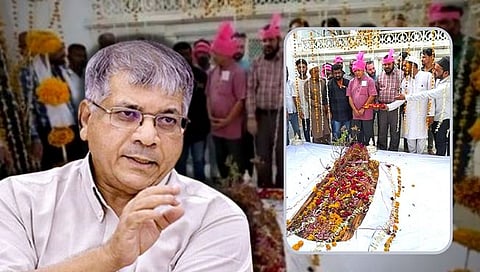 Prakash Ambedkar : प्रकाश आंबेडकरांनी औरंगजेबाच्या कबरीचे घेतले दर्शन; राजकीय चर्चांना उधाण