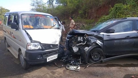 Ratnagiri Accident : मुंबई-गोवा महामार्गावर गणपतीपुळेला जाणाऱ्या वाहनाचा अपघात; १२ जण जखमी
