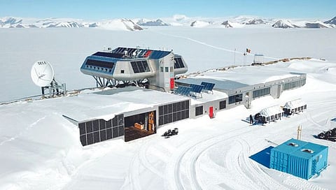 अंटार्क्टिकाच्या जीवघेण्या थंडीत राहतात 4 हजार लोक!