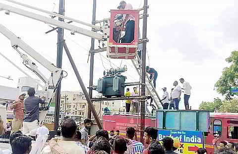 शिर्डीत रोहित्रावर चढला वेडसर तरुण ! क्रेनने उतरविला खाली; काय आहे प्रकरण?
