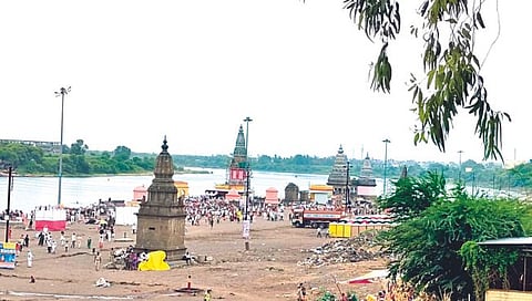 पंढरपूर : चंद्रभागेत भाविकांचे पवित्र स्नान