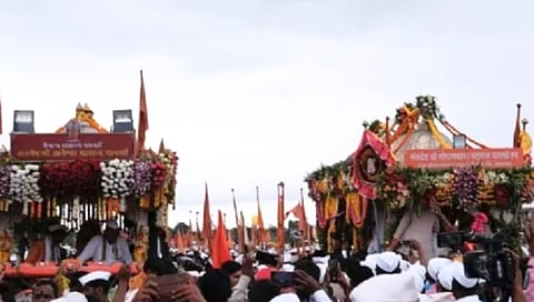 पंढरपूर : लाखो वैष्णवांच्या साक्षीने बंधुभेटीचा सोहळा रंगला