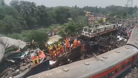 Odisha Train Accident Video : ओडिशा रेल्वे अपघात : काळजाचा थरकाप उडवणारा व्हिडिओ