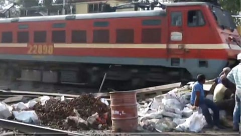 Odisha Train Accident : ओडिशातील अपघातानंतर ५१ तासांनी बालासोरमध्ये पुन्हा रेल्वे धावली