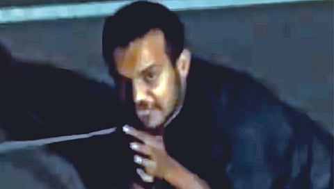 गळ्यात पट्टा बांधून तरुणाला कुत्र्यासारखे भुंकायला लावले