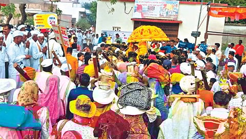 सोलापूर : संत निवृत्ती महाराजांच्या पालखीचे उत्साहात स्वागत