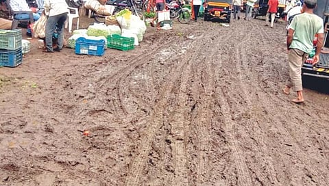 सोलापूर : कोट्यवधींची उलाढाल; मात्र रस्त्यांची लागली वाट