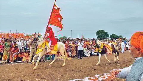 सोलापूर : ठाकूरबुवा रिंगण सोहळा लक्ष लक्ष नयनांनी अनुभवला