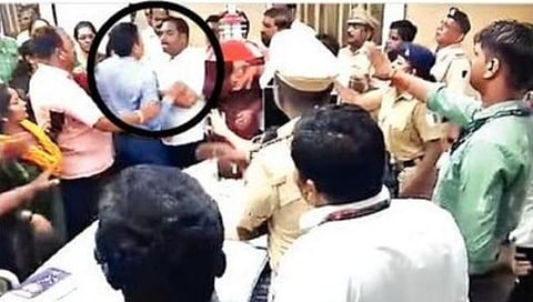 BMC Vs Uddhav Thackeray Faction| मुंबई मनपा अधिकारी मारहाणप्रकरणी ठाकरे गटाच्या पदाधिकाऱ्यांना न्यायालयीन कोठडी