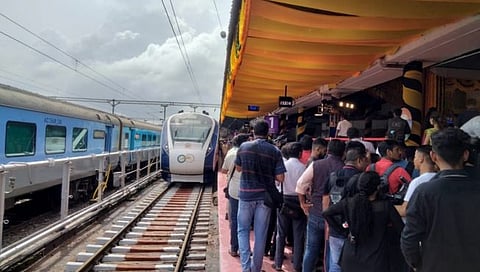 पंतप्रधान नरेंद्र मोदी यांच्याकडून मडगाव-मुंबई वंदे भारत एक्सप्रेसला हिरवा झेंडा