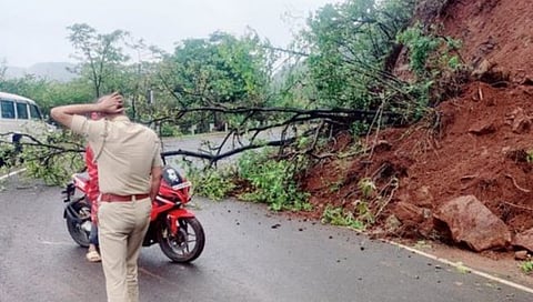 आंबेनळी घाट रस्ता वाहतुकीसाठी तात्पुरता बंद
