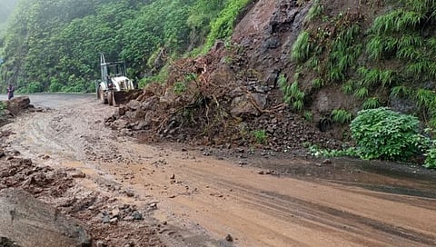 Satara : आंबेनळी घाटात मेटतळे नजीक मध्यरात्री दरड कोसळली