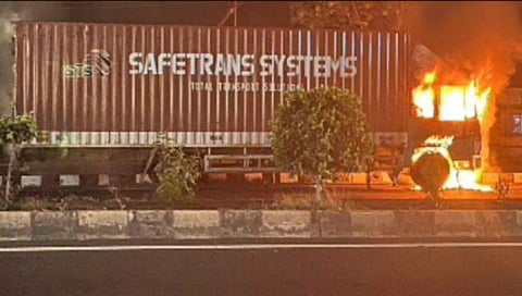 सातारा : पुणे-सातारा महामार्गावरील शिरवळ जवळ कंटेनर पेटला