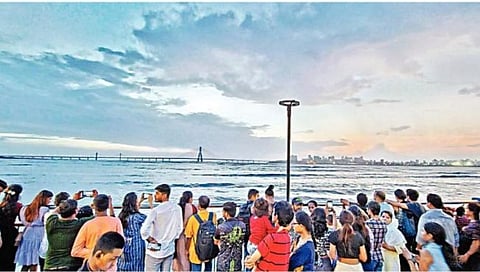 cyclone Biparjoy Update : गुजरात सीमेवर धडकणार चक्रीवादळ; तीव्रता वाढली, गुजरातमध्ये यलो अलर्ट जारी