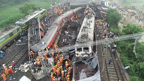 coromandel express train accident | ओडिशातील रेल्वे अपघातातील मृतांचा आकडा २३८ वर, ६५० जखमींवर उपचार सुरु, बचावकार्य वेगाने