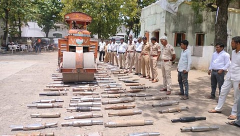 परभणी : जप्त केलेल्या सायलेन्सरवर पोलिसांनी फिरवला रोडरोलर