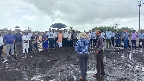 रत्नागिरी : बारसू गोवळमधील कातळशिल्पांची विनायक राऊतांकडून पाहणी