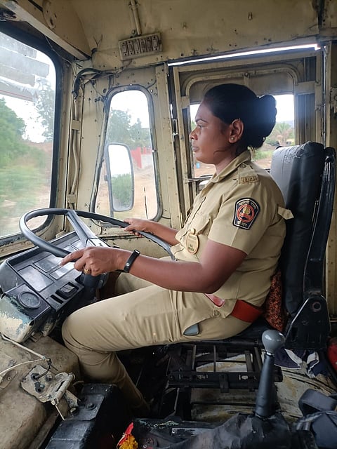 पुणे : हजारो प्रवाशांच्या जीवाची मोठी जबाबदारी माझ्यावर : एस टीच्या पहिल्या महिला चालक अर्चना अत्राम