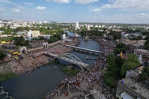 इंद्रायणीच्या काठी लोटला वैष्णवांचा सागर ! माऊलींच्या पालखी प्रस्थान सोहळ्याला दोन ते अडीच लाख भाविक