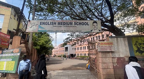 धक्कादायक ! पहिल्याच दिवशी फी साठी विद्यार्थ्यांना हाकलले शाळेबाहेर