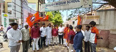 पहिल्या दिवशीच विद्यार्थ्यांना बाहेर काढणाऱ्या ‘त्या’ शाळेसमोर मनसेचे आंदोलन