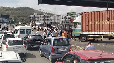 पुणे-सातारा महामार्गावर चार वाहनाचा विचित्र अपघात; 4 प्रवाशांचा जागीच मृत्यू