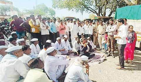 पाथर्डी तालुका : करोडीत पिण्याच्या पाण्यासाठी रास्ता रोको; कर त्वरित सुरू करा