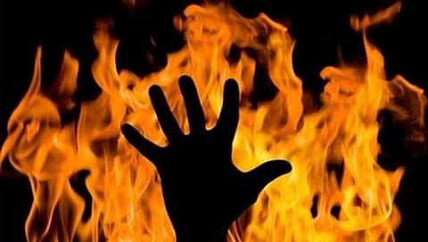 Burnt to Student In Andhra Pradesh : आंध्र प्रदेशमध्ये शाळकरी मुलाला भर चौकात पेटवले