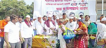 Ashadhi wari 2023 : सणसरकरांकडून वारकर्यांची मनोभावे सेवा