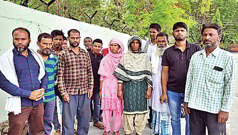 मनमाड : येथील पोलीस स्थानकाबाहेर जमलेले मुलांचे पालक व नातेवाईक. (छाया : रईस शेख)