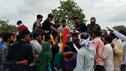 बीड: शहीद जवान उमेश मिसाळ यांच्यावर शोकाकुल वातावरणात अंत्यसंस्कार