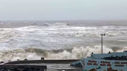 Cyclone Biparjoy: बिपरजॉय चक्रीवादळाची गुजरात किनाऱ्याला धडक!