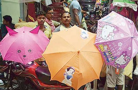 पुणे : मान्सूनची वर्दी; खरेदीला गर्दी