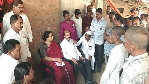 ईगतपुरी: खंबाळे येथे पिडीत महिलेच्या कुटुंबांचे सांत्वन करताना भाजपाच्या चित्राताई वाघ व पदाधिकारी. (छाया: वाल्मिक गवांदे)