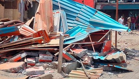 ठाकरे गटाच्या माजी नगरसेवकाचे कार्यालय पाडले