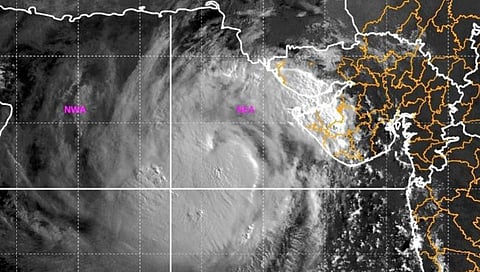 Cyclone Biparjoy | बिपरजॉय धडकण्यापूर्वीच जोरदार वाऱ्याचा तडाखा, ३ ठार, ६७ रेल्वे गाड्या रद्द
