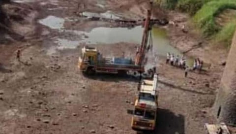 कोल्हापूर : दत्तवाड ग्रामपंचायतने चक्क नदीत मारले बोर; पाण्याची गरज भागवण्यासाठी शर्तीचे प्रयत्न