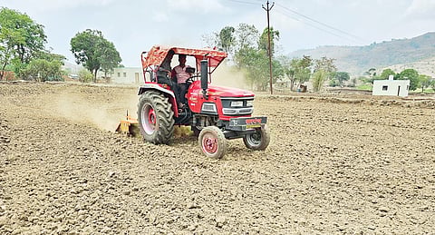 खेड तालुक्यात मान्सूनपूर्व शेतीच्या मशागतीला वेग
