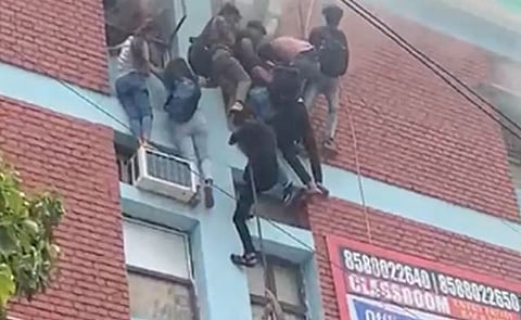 दिल्लीतील मुखर्जी नगर भागातील कोचिंग सेंटरच्या तिसऱ्या मजल्यावर आज आग लागली. या दुर्घटनेनंतर विद्यार्थी
दोरीच्या मदतीने खाली आले.