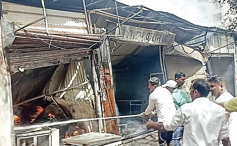 अहमदनगर : पत्राशेड दुकानांना भीषण आग; सहा दुकाने जळून खाक