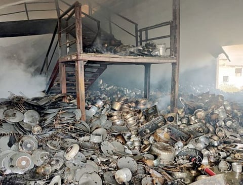 पुणे : उरुळी देवाची येथील गोदाम खाक